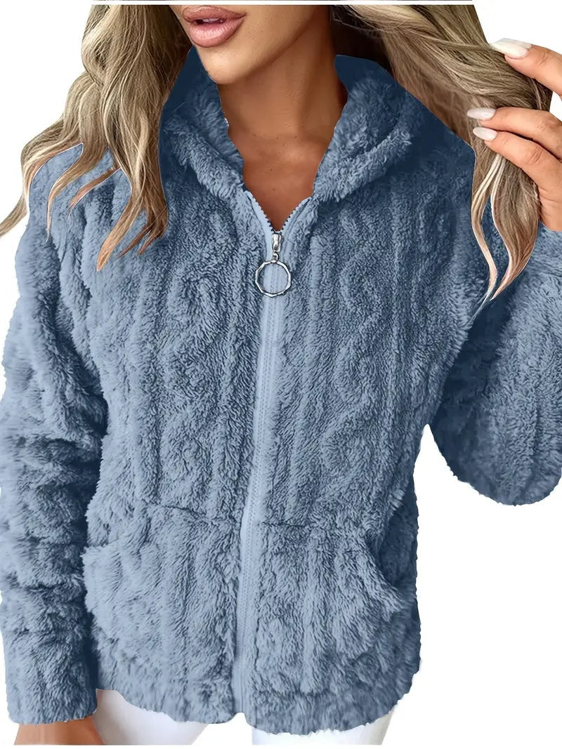 Sudadera azul grisáceo con capucha, cremallera central y bolsillos delanteros integrados.