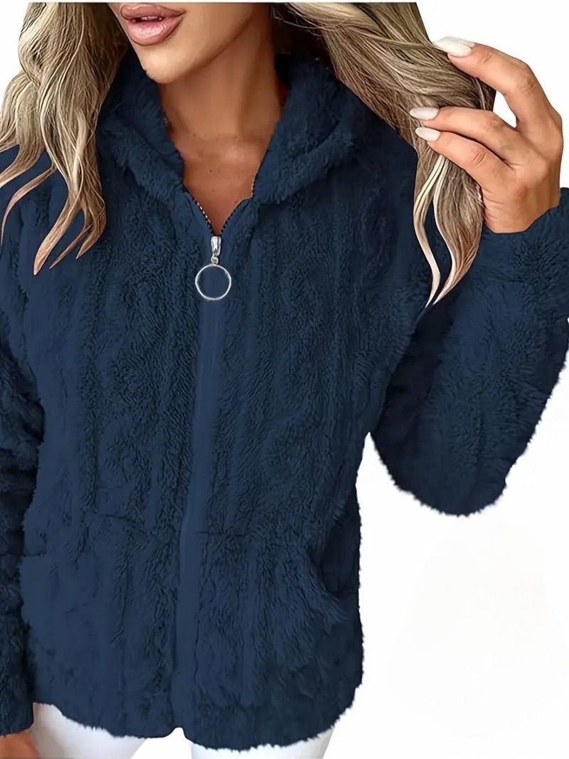 Sudadera azul marino con capucha y textura suave, mostrada de frente con la cremallera cerrada.
