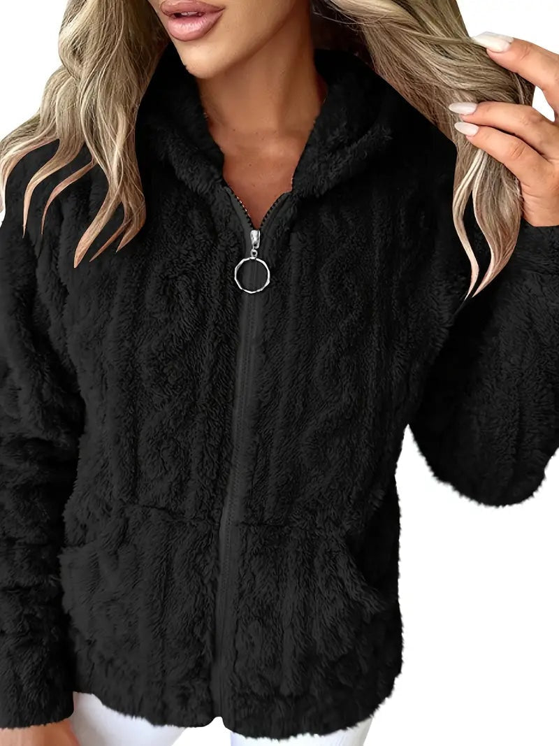 Sudadera negra con capucha, textura mullida, mangas largas y cremallera frontal.