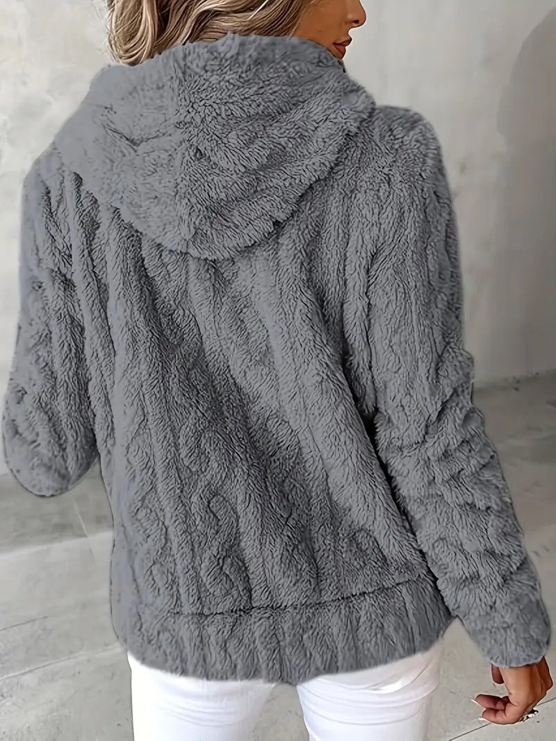 Vista trasera de la sudadera gris, con capucha amplia, mangas largas y textura suave.