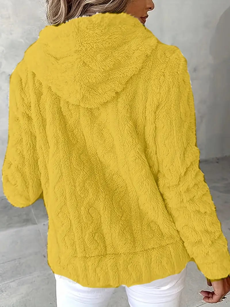 Parte posterior de la sudadera amarilla con capucha, textura suave y corte recto hasta la cadera.