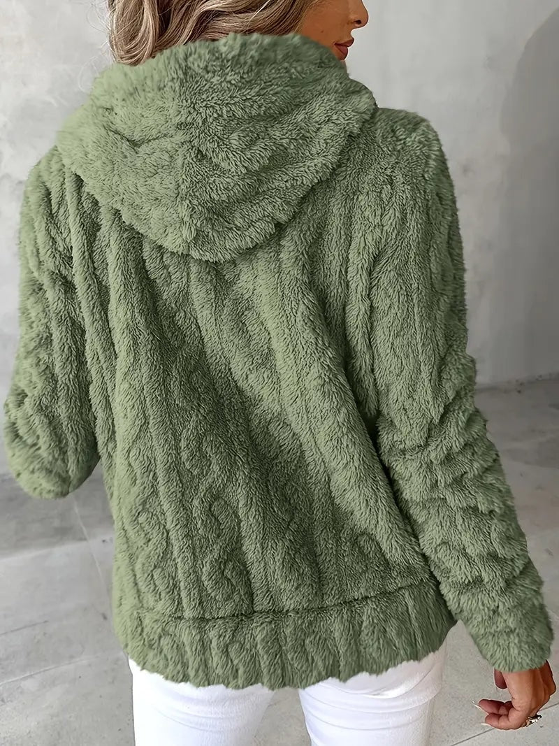 Vista trasera de la sudadera verde oliva, con capucha superpuesta y mangas largas.
