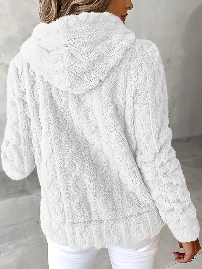 Sudadera blanca vista por detrás, con capucha amplia y textura mullida en toda la prenda.