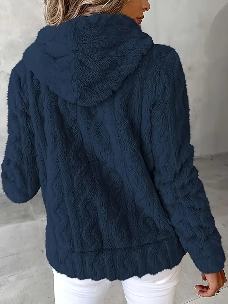 Vista trasera de la sudadera azul marino, con capucha y textura suave de aspecto envolvente.