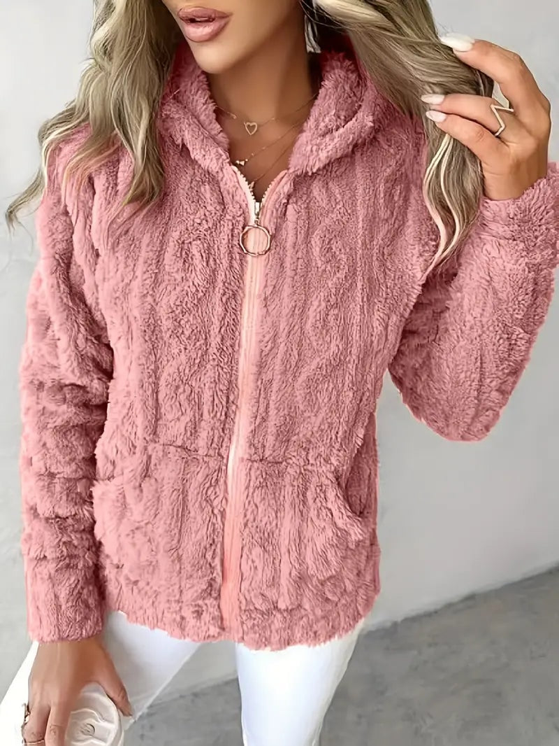 Sudadera con capucha rosa empolvado, textura suave y cremallera frontal con tirador circular.