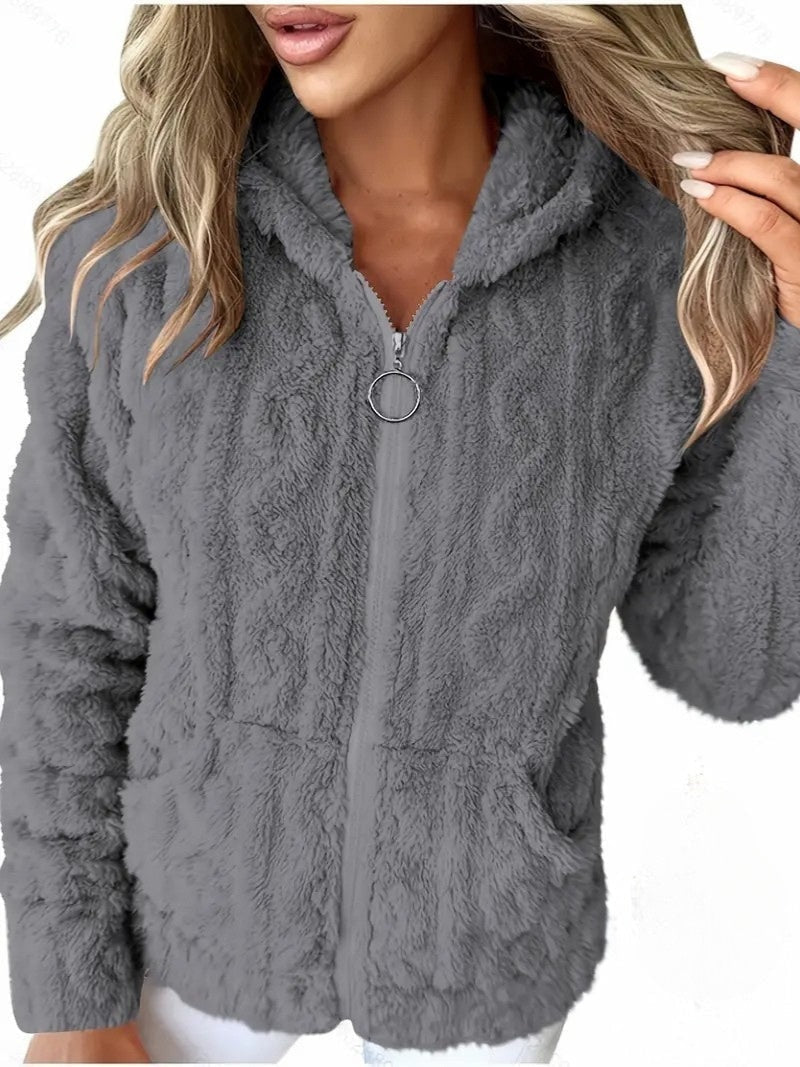 Sudadera gris oscuro con capucha, textura suave, cremallera frontal y dos bolsillos delanteros.