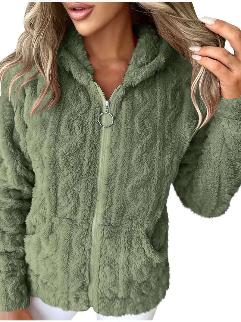 Sudadera verde oliva con capucha, mangas largas, textura suave y bolsillos delanteros.