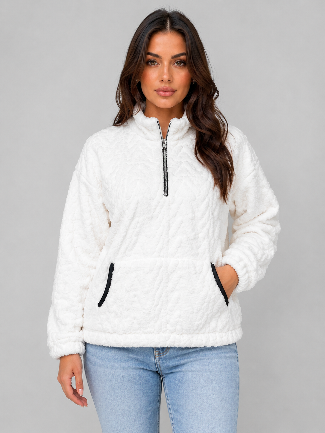 Sudadera blanca de pelo con cuello alto, media cremallera y bolsillo delantero tipo canguro, mostrada de frente.