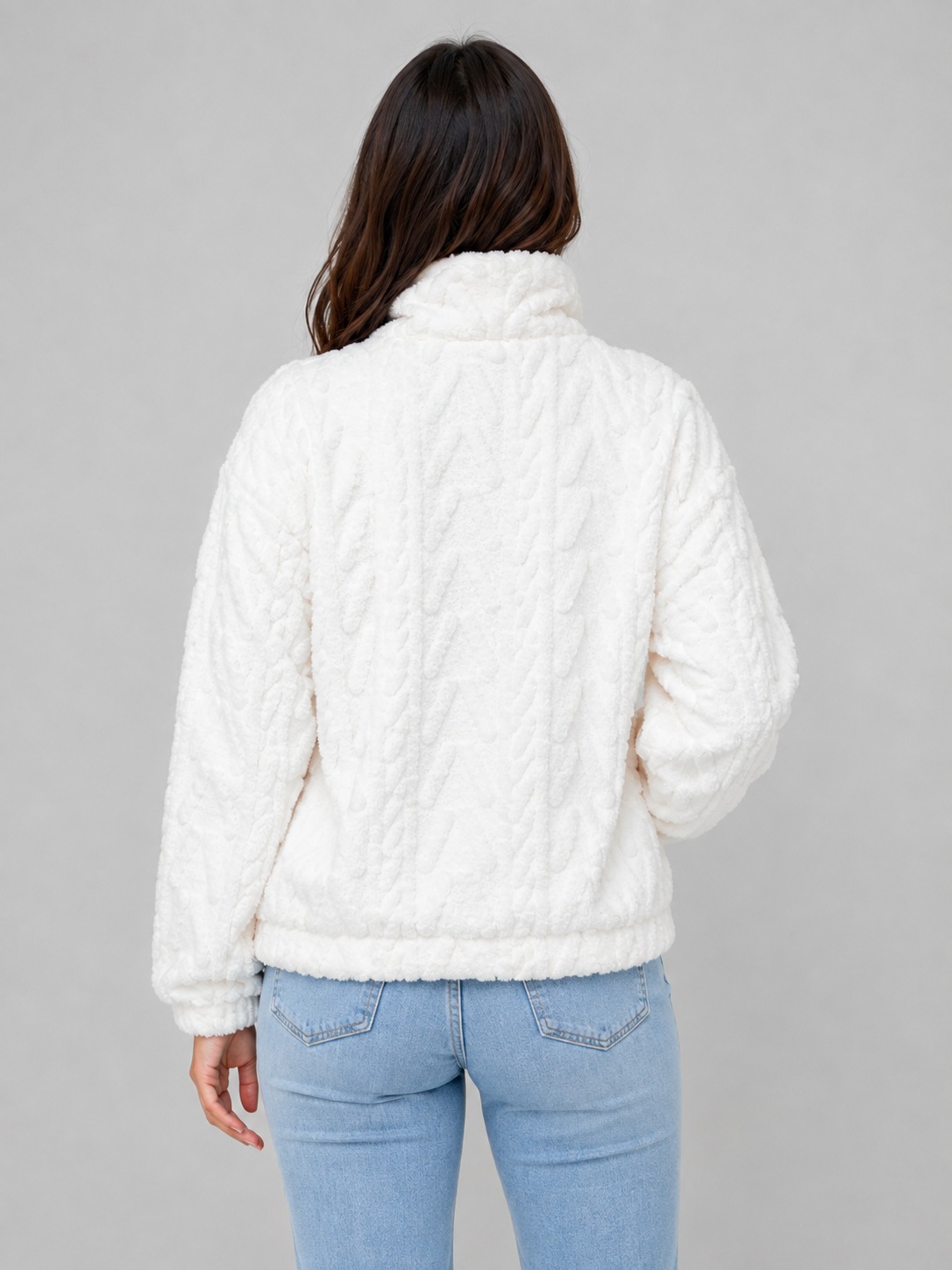 Vista trasera de la sudadera blanca de pelo, con cuello alto, mangas largas y bajo ajustado.