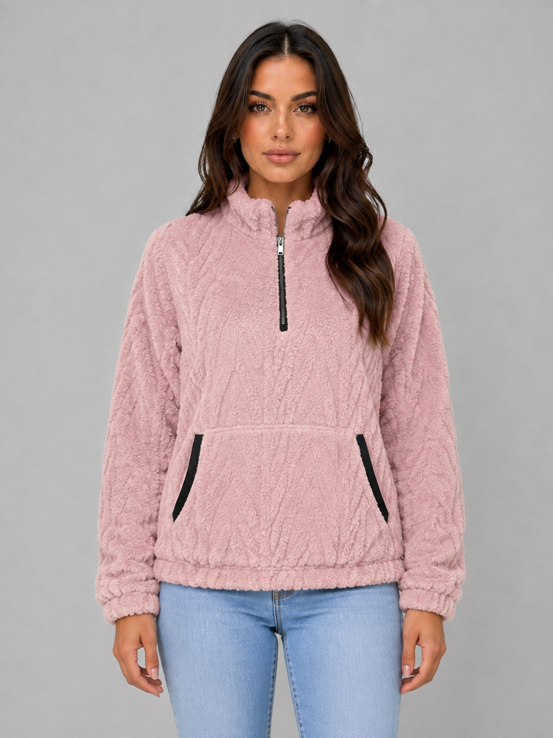Sudadera rosa de pelo con cuello alto, media cremallera y bolsillo delantero, vista frontal.
