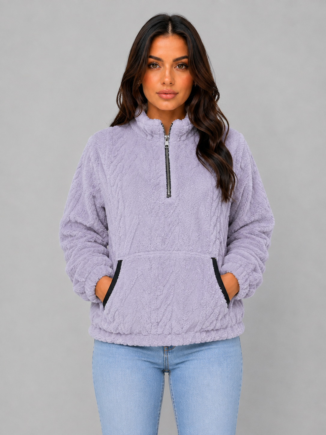 Sudadera lila de pelo con cuello alto, media cremallera y bolsillo delantero, vista frontal.