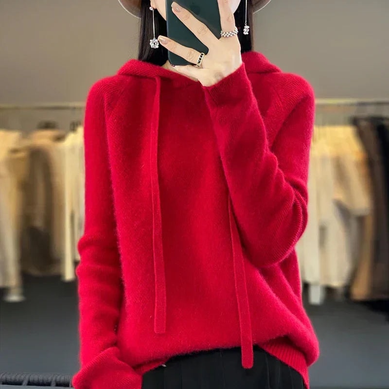 Sudadera de punto oversize roja con capucha y cordones largos, de corte holgado.