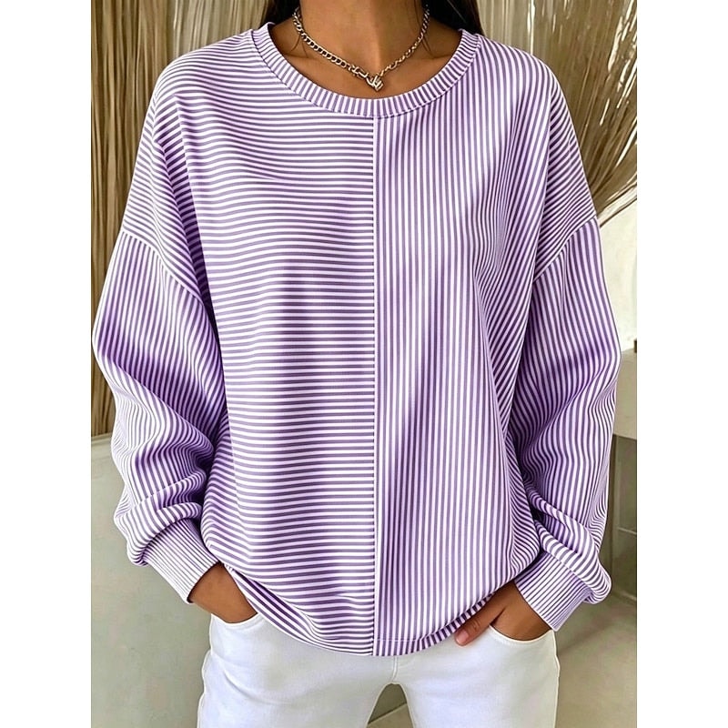 Vista frontal de la sudadera holgada de rayas en tonos morados, con diseño de rayas horizontales y verticales combinado.