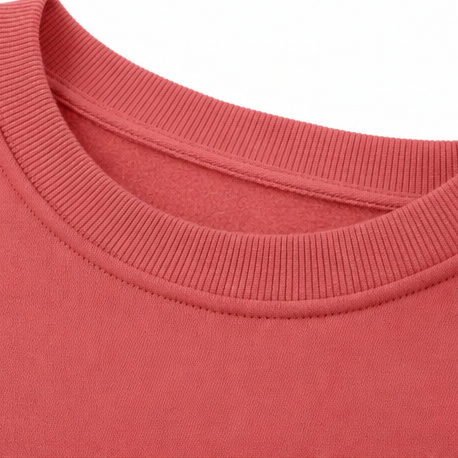 Detalle del cuello redondo de la sudadera coral con acabado acanalado.