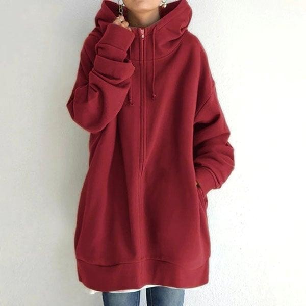 Sudadera oversize roja con capucha y cremallera completamente cerrada, vista de frente.