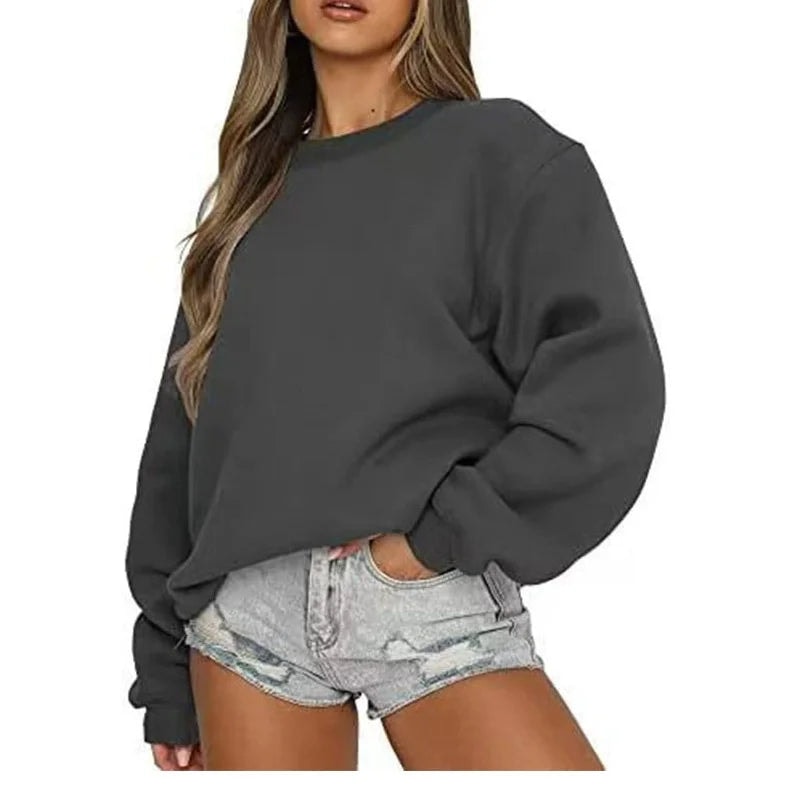 Sudadera oversize gris oscuro de cuello redondo, con volumen relajado en las mangas.