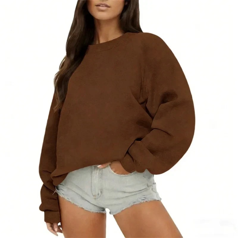 Sudadera oversize marrón de corte amplio, con puños ajustados y estilo informal.