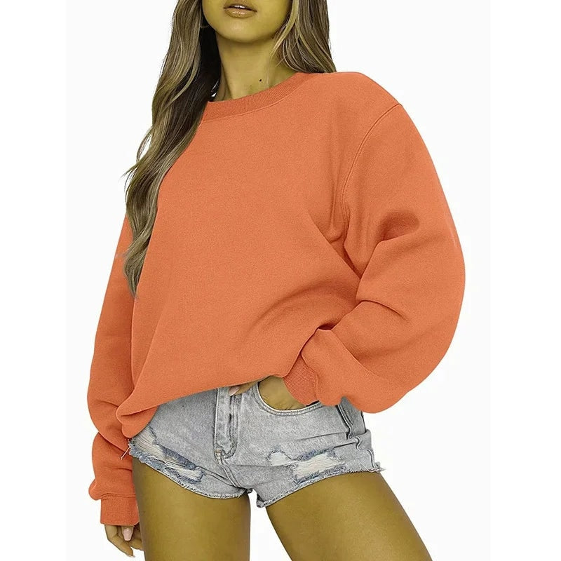 Sudadera oversize naranja de silueta relajada, con cuello redondo y mangas amplias.