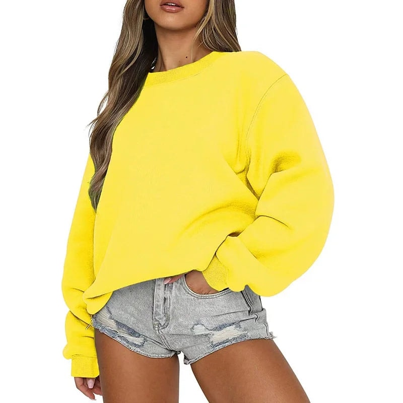 Sudadera oversize amarilla brillante de cuello redondo, con volumen relajado en el cuerpo y las mangas.