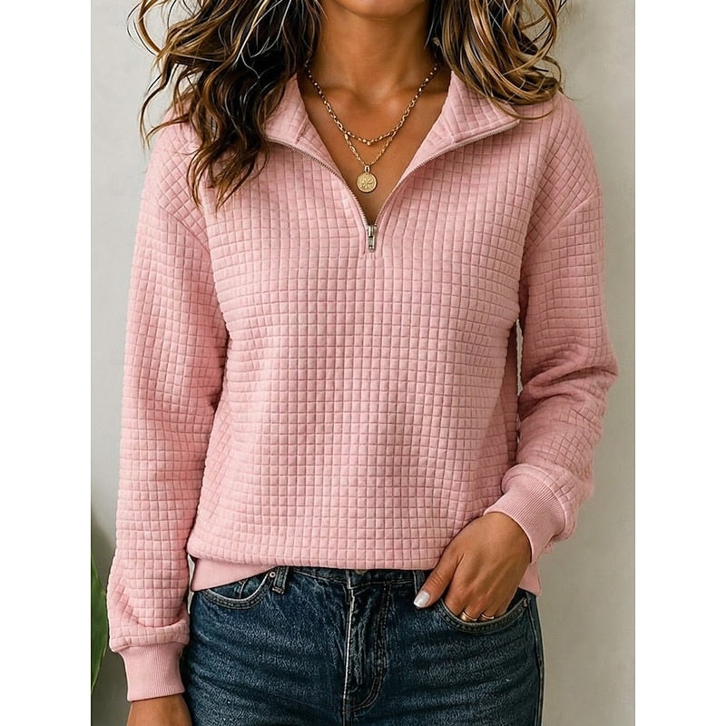 Sudadera texturizada rosa con cuello de media cremallera, mangas largas y acabados acanalados en puños y bajo.