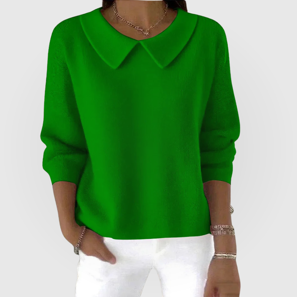 Suéter verde de manga larga con silueta relajada y cuello camisero redondeado, combinado con pantalones blancos.