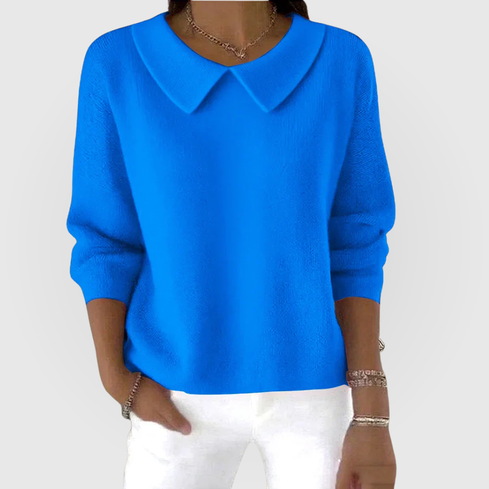 Suéter azul de manga larga con cuello camisero destacado, puños ajustados y corte holgado.