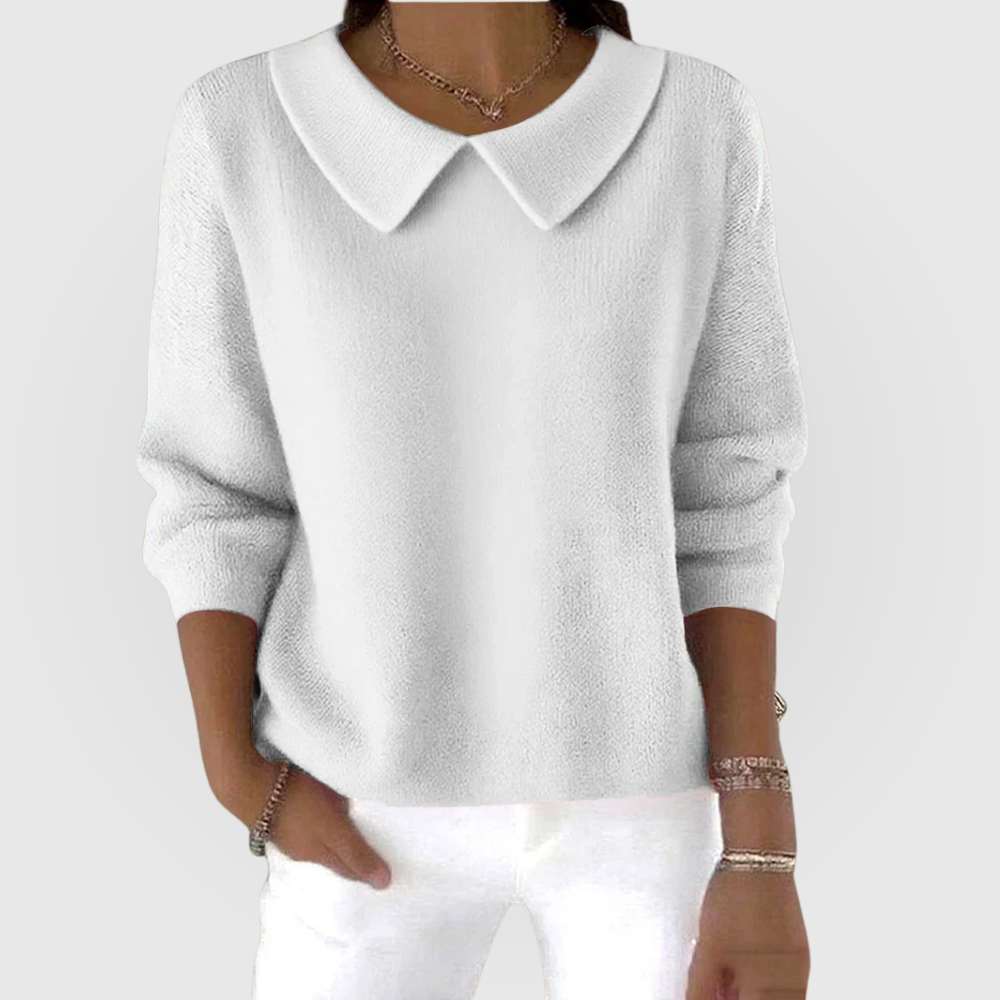 Suéter blanco de manga larga con cuello camisero de puntas redondeadas y diseño liso.