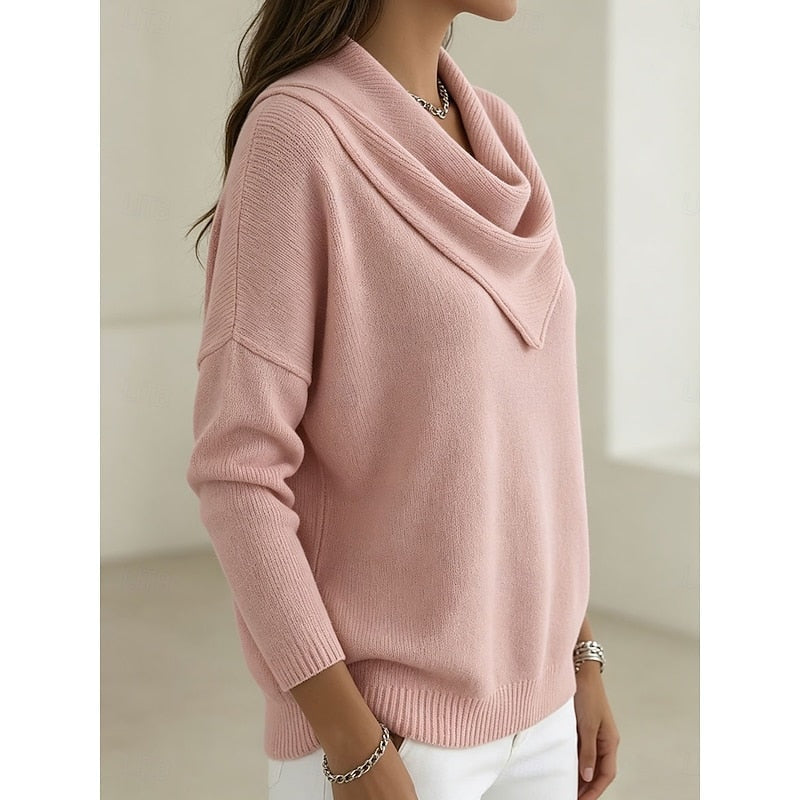 Suéter rosa de cuello drapeado visto de perfil, con la caída holgada del cuerpo y el bajo curvo.