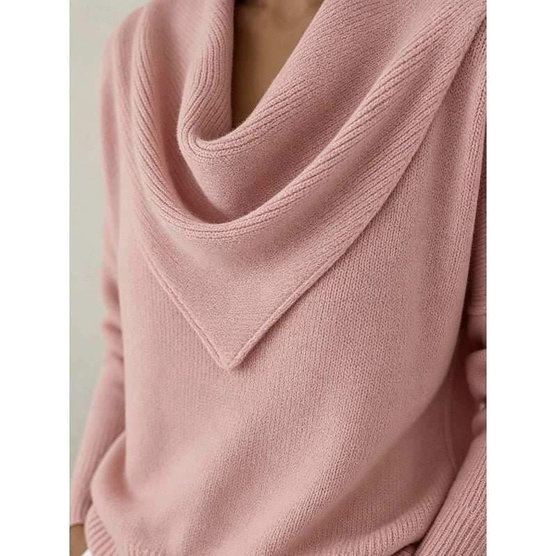 Detalle cercano del cuello drapeado del suéter rosa, con pliegues suaves y terminación en punta.