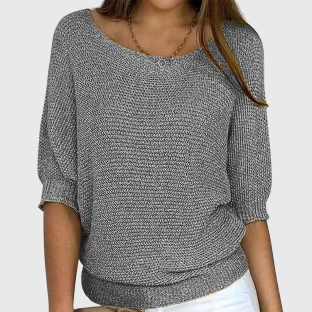 Suéter holgado gris de escote amplio y mangas tres cuartos con puños definidos.