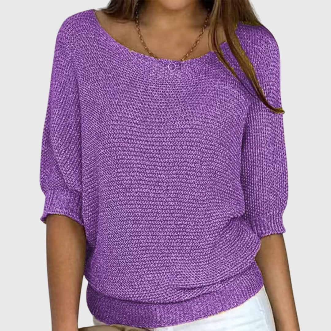 Suéter holgado morado de escote amplio, mangas tres cuartos y cintura acanalada.