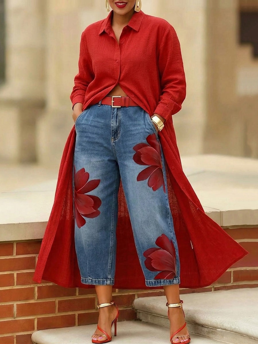 Vista frontal de los vaqueros de pierna ancha con flores rojas y bolsillos laterales, combinados con una camisa roja larga.