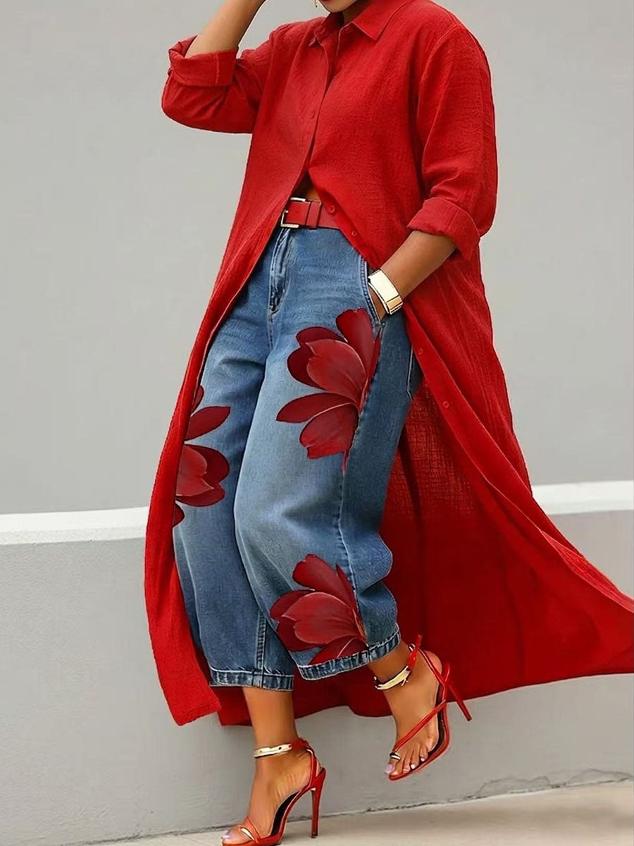 Vaqueros holgados con estampado de flores rojas en ambas perneras, mostrados en movimiento desde una perspectiva lateral.