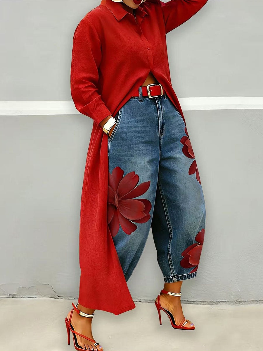 Vista lateral de los vaqueros azules con una flor roja destacada en el muslo y otra cerca del bajo.
