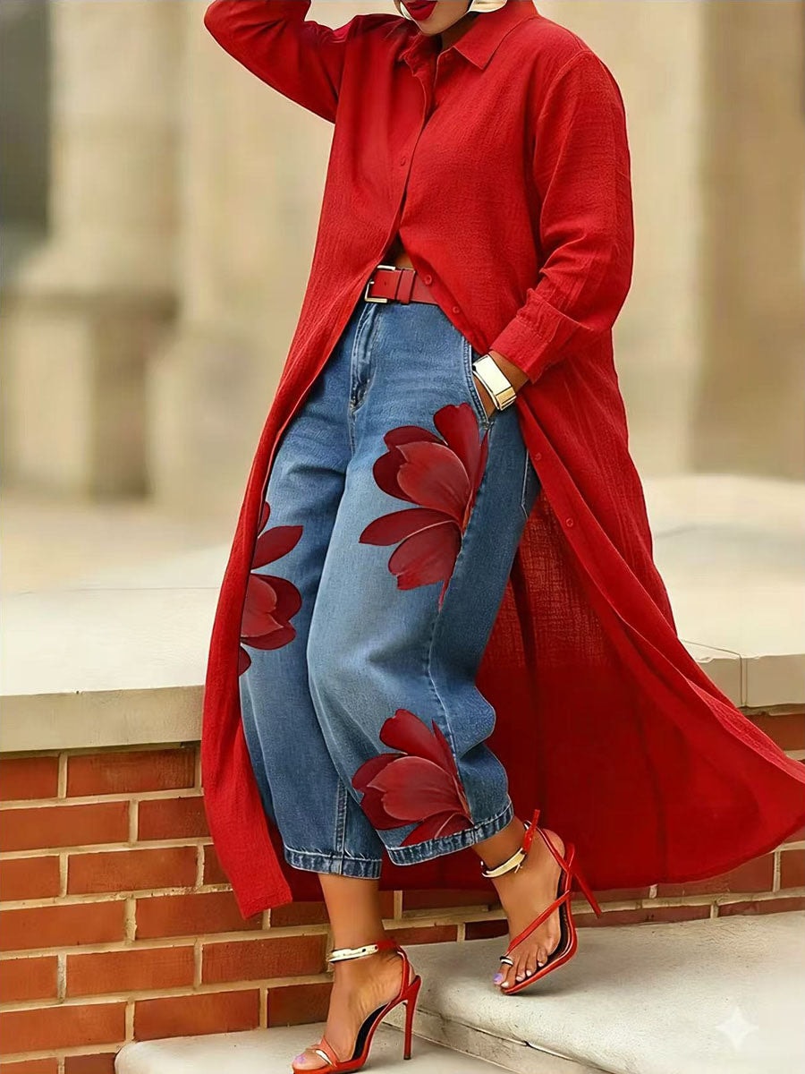 Vaqueros de pierna ancha con flores rojas, lucidos sentada sobre un escalón para mostrar el corte amplio.