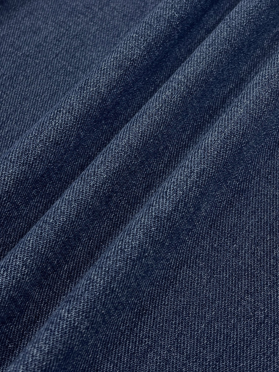 Primer plano de la superficie azul con textura visible y pliegues diagonales.