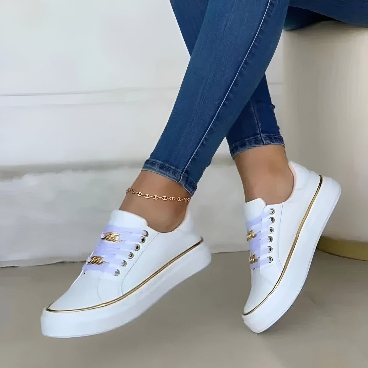 Zapatillas blancas de plataforma suspendidas durante un paso, con cordones y detalles metálicos visibles desde una vista lateral.