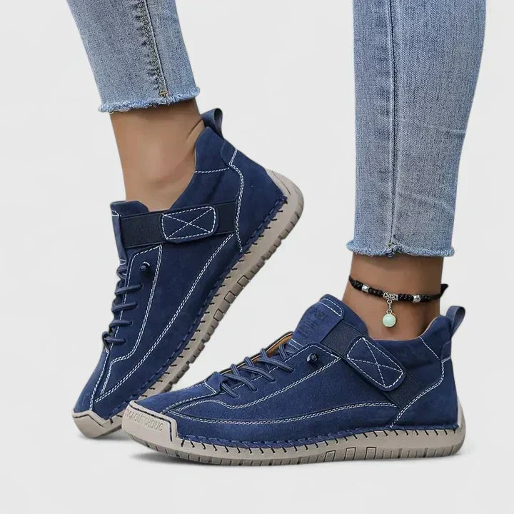 Zapatillas planas azul marino con costuras claras, cordones y cierre ajustable, vistas de perfil.