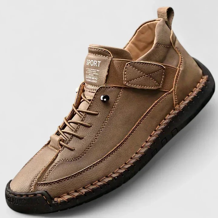 Zapatilla plana marrón mostrada individualmente en primer plano, con cordones, cierre ajustable y costuras visibles.