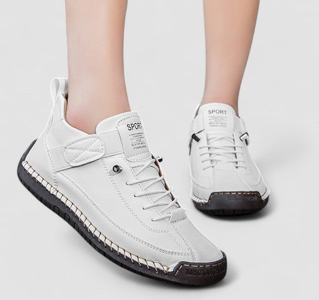 Zapatillas planas blancas con cordones y cierre ajustable, vistas de frente mientras se llevan puestas.