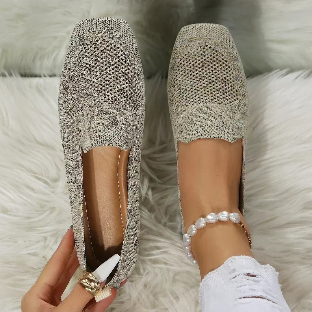 Zapatos planos beige de diseño calado vistos desde arriba, con abertura amplia en el empeine.